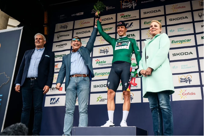 A Škoda Auto idén ünnepli fennállásának 130. évfordulóját. A világ egyik legrégebbi autógyártójaként azonban a ŠKODA az autózás mellett a kétkerekű élet aktív szereplője is. Ezért vannak tele modelljei bringabarát megoldásokkal és ezért építette fel biciklis közösségét, a We Love Cycling-ot világszerte. A ŠKODA emellett az idén szintén jubileumát ünneplő, pontosan 100 éves rangos magyar verseny, a Tour de Hongrie támogatója is, amelynek köszönhetően a hétvégén újra a világ legjobb kerékpárosai uralták a hazai utakat. A verseny zárónapján pedig a ŠKODA egy Szülinapi futam keretén belül a sajtó munkatársainak is biztosította a versenyzés élményét – mert a cseh márka számára nem a kerekek száma, hanem a lendület az, ami igazán fontos.